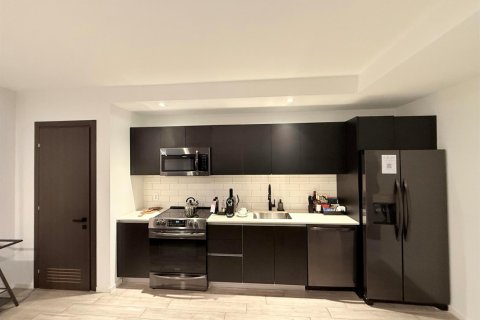 Condo in Miami, Florida, 1 bedroom  № 2087055 - photo 6