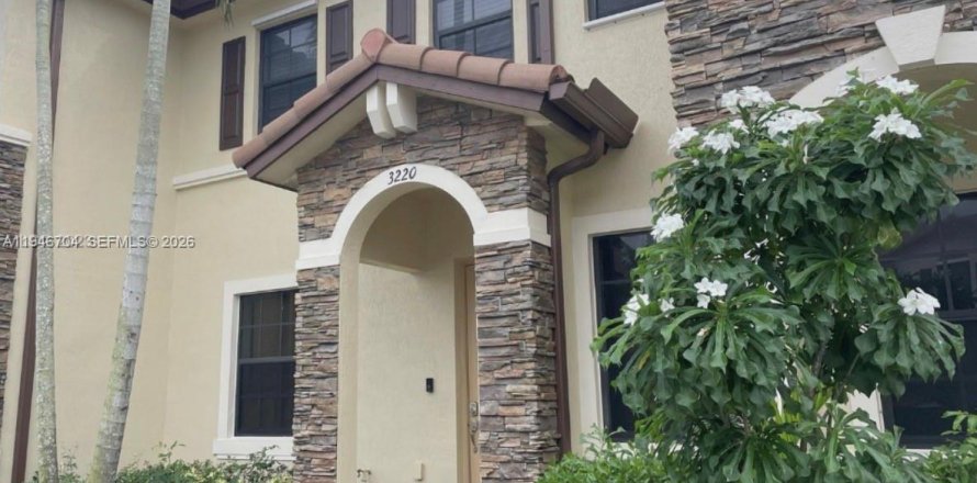 Townhouse in Homestead, Florida 2 bedrooms, 113.71 sq.m. № 2003056