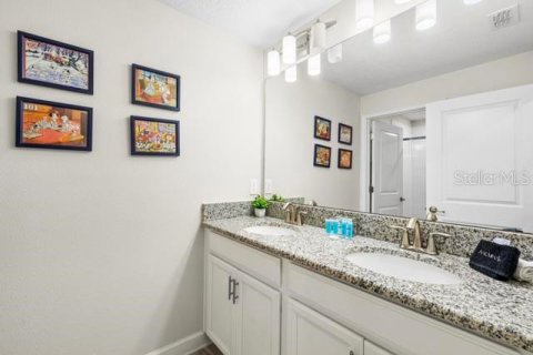 Townhouse in STOREY LAKE in Kissimmee, Florida 4 bedrooms, 177.81 sq.m. № 2386172 - photo 24