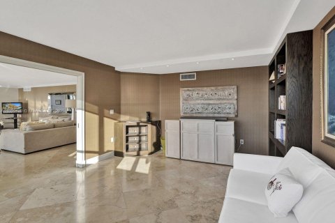Condominio en venta en Miami, Florida, 3 dormitorios, 225.2 m2 № 1864111 - foto 15