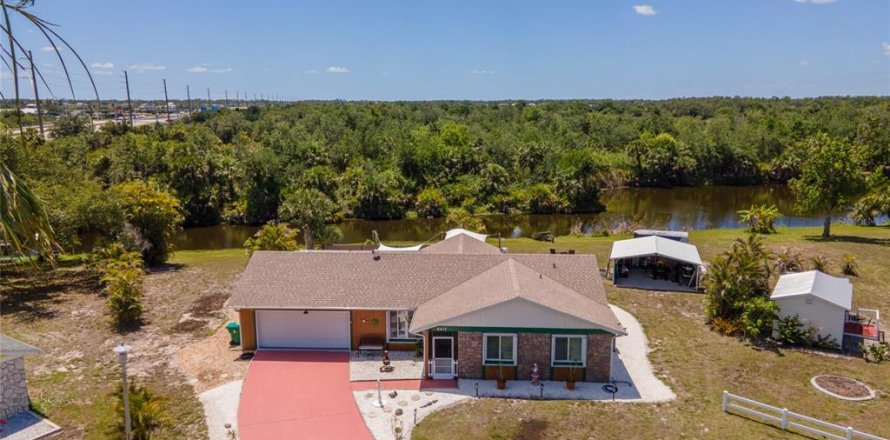 Casa en Port Charlotte, Florida 3 dormitorios, 134.89 m2 № 1687818