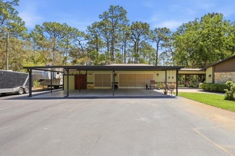House in Weeki Wachee, Florida 3 bedrooms, 198.81 sq.m. № 2214930 - photo 8