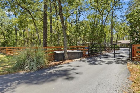 House in Weeki Wachee, Florida 3 bedrooms, 198.81 sq.m. № 2214930 - photo 10