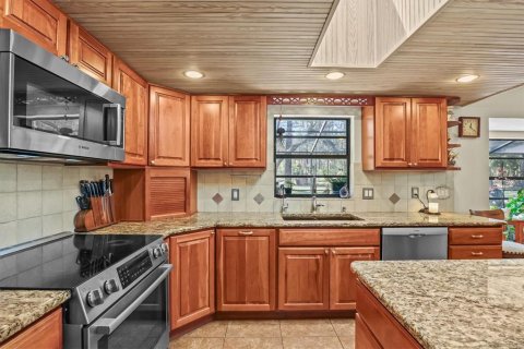 House in Weeki Wachee, Florida 3 bedrooms, 198.81 sq.m. № 2214930 - photo 21