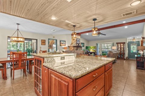 House in Weeki Wachee, Florida 3 bedrooms, 198.81 sq.m. № 2214930 - photo 23
