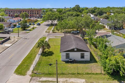 House in Tampa, Florida 3 bedrooms, 97.55 sq.m. № 1768091 - photo 26