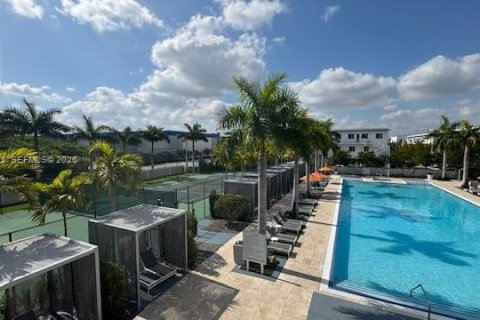 Condo in Doral, Florida, 3 bedrooms in LANDMARK  № 2049787 - photo 7