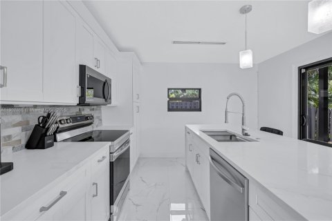 House in Fort Lauderdale, Florida 3 bedrooms № 1954098 - photo 6