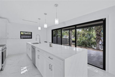 House in Fort Lauderdale, Florida 3 bedrooms № 1954098 - photo 4