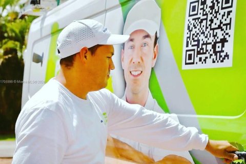 Commercial property in North Miami Beach, Florida № 1958626 - photo 1