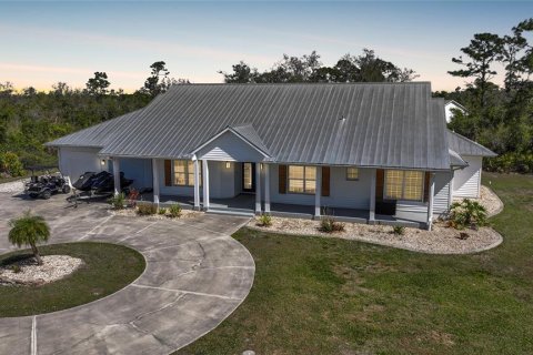 House in Punta Gorda, Florida 3 bedrooms, 233.37 sq.m. № 1583224 - photo 5