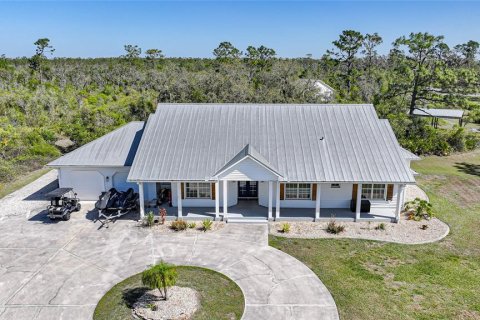 House in Punta Gorda, Florida 3 bedrooms, 233.37 sq.m. № 1583224 - photo 1