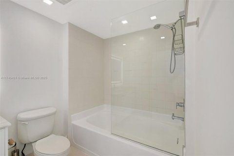 Condominio en venta en Miami, Florida, 2 dormitorios, 173.73 m2 № 1707740 - foto 15
