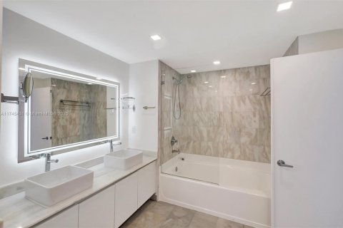 Condominio en venta en Miami, Florida, 2 dormitorios, 173.73 m2 № 1707740 - foto 17
