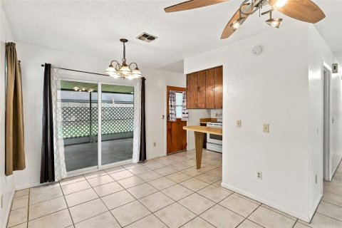 House in Winter Springs, Florida 3 bedrooms, 89.19 sq.m. № 2396187 - photo 8
