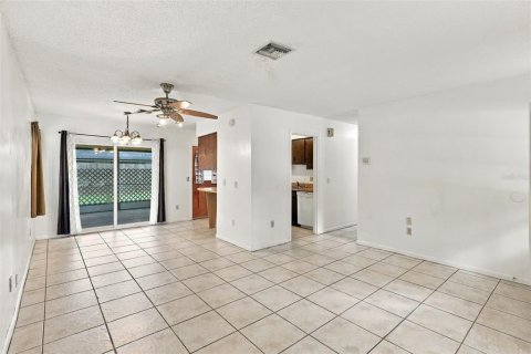 House in Winter Springs, Florida 3 bedrooms, 89.19 sq.m. № 2396187 - photo 3