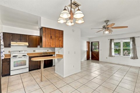 House in Winter Springs, Florida 3 bedrooms, 89.19 sq.m. № 2396187 - photo 9