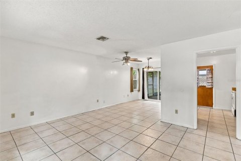 House in Winter Springs, Florida 3 bedrooms, 89.19 sq.m. № 2396187 - photo 6
