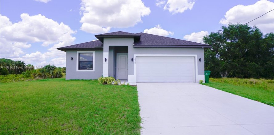 House in LaBelle, Florida 3 bedrooms, 139.82 sq.m. № 1756881