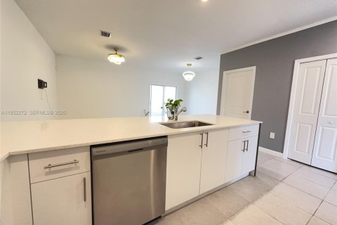 Снять в аренду таунхаус в Хомстед, Флорида 3 спальни, 153.1м2, № 2006618 - фото 5