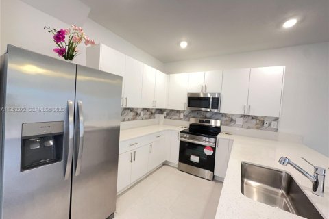 Снять в аренду таунхаус в Хомстед, Флорида 3 спальни, 153.1м2, № 2006618 - фото 4