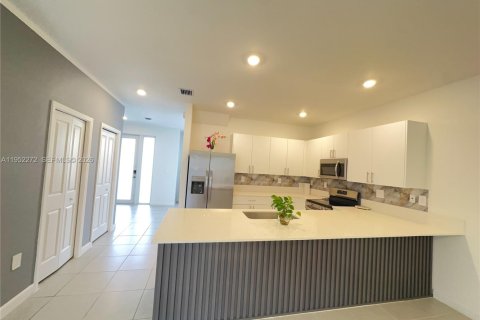 Снять в аренду таунхаус в Хомстед, Флорида 3 спальни, 153.1м2, № 2006618 - фото 3