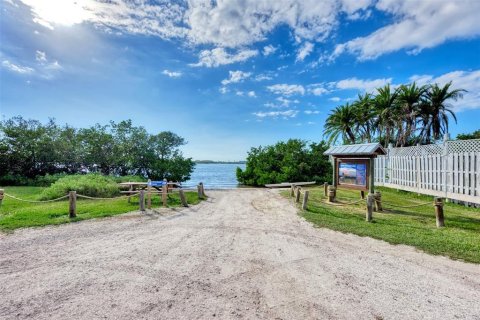 House in Sarasota, Florida 3 bedrooms, 103.49 sq.m. № 1366615 - photo 15