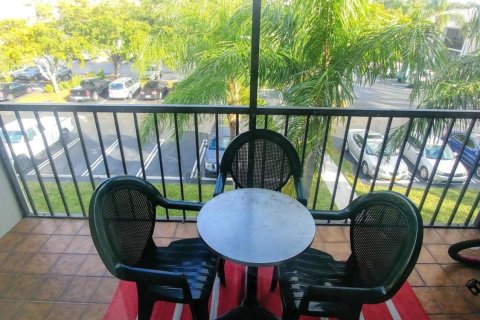 Condo in West Palm Beach, Florida, 2 bedrooms № 2370077 - photo 3