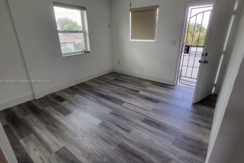 Снять в аренду виллу или дом в Майами, Флорида 2 спальни, 60.39м2, № 1964880 - фото 3