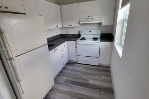 Снять в аренду виллу или дом в Майами, Флорида 2 спальни, 60.39м2, № 1964880 - фото 2