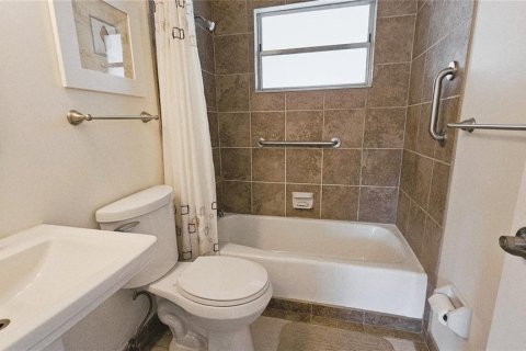 House in Englewood, Florida 2 bedrooms, 88.91 sq.m. № 2219022 - photo 8