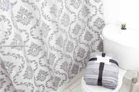 Condo in Miami Beach, Florida, 1 bedroom  № 2038937 - photo 3