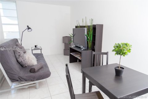 Condominio en Miami Beach, Florida, 1 dormitorio  № 2038937