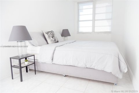 Condo in Miami Beach, Florida, 1 bedroom  № 2038937 - photo 2