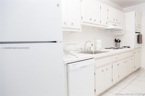 Condo in Miami Beach, Florida, 1 bedroom  № 2038937 - photo 5