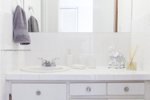 Condo in Miami Beach, Florida, 1 bedroom  № 2038937 - photo 4