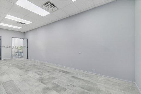 Propiedad comercial en venta en Miami, Florida № 2007472 - foto 8