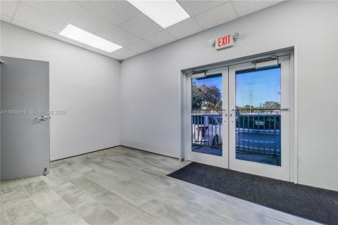 Propiedad comercial en venta en Miami, Florida № 2007472 - foto 9