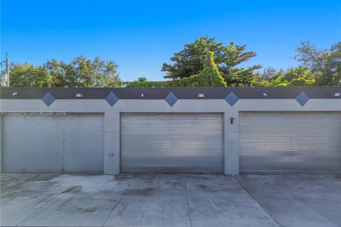 Propiedad comercial en venta en Miami, Florida № 2007472 - foto 13
