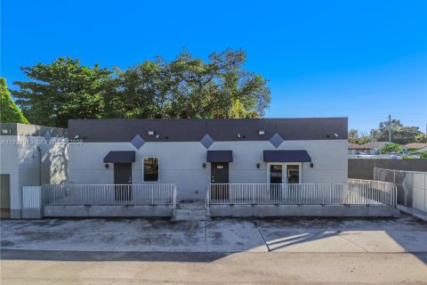 Propiedad comercial en venta en Miami, Florida № 2007472 - foto 12