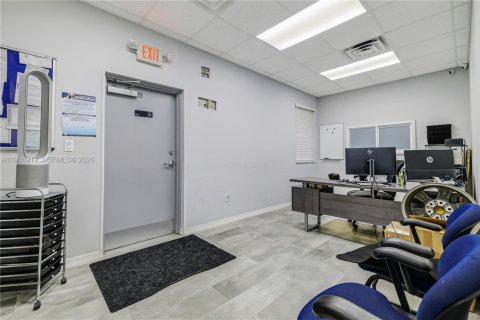 Propiedad comercial en venta en Miami, Florida № 2007472 - foto 7