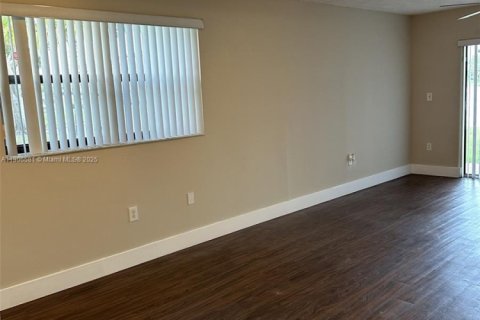 Condo in Sunrise, Florida, 3 bedrooms № 1957137 - photo 8