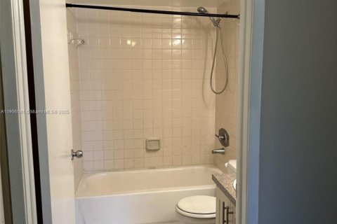 Condo in Sunrise, Florida, 3 bedrooms № 1957137 - photo 9