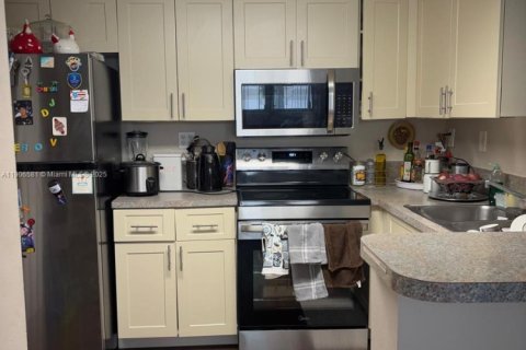 Condo in Sunrise, Florida, 3 bedrooms № 1957137 - photo 13