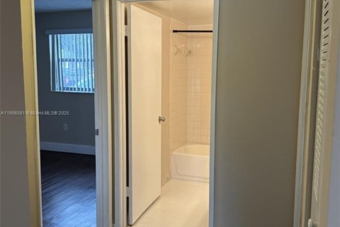 Condo in Sunrise, Florida, 3 bedrooms № 1957137 - photo 7