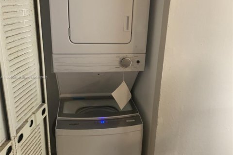 Condo in Sunrise, Florida, 3 bedrooms № 1957137 - photo 12