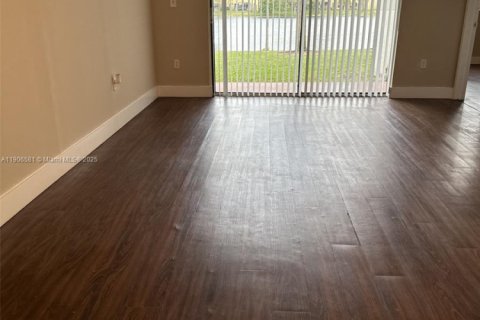 Condo in Sunrise, Florida, 3 bedrooms № 1957137 - photo 4