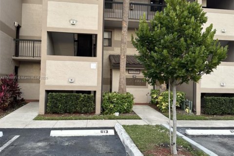 Condo in Sunrise, Florida, 3 bedrooms № 1957137 - photo 2