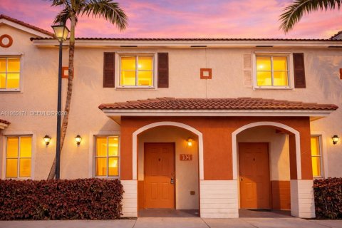 Townhouse in Miami Gardens, Florida 2 bedrooms, 105.91 sq.m. № 2047288