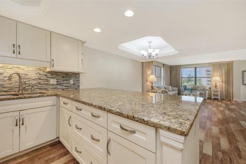 Condo in Sarasota, Florida, 2 bedrooms  № 1876129 - photo 6